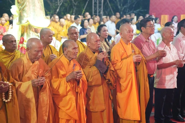 Chư tôn đức dâng hương tưởng niệm chư anh linh liệt sĩ