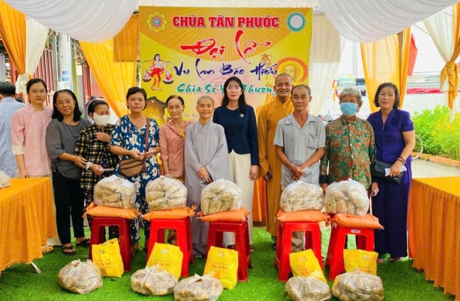 Chùa Tân Phước (tỉnh Tây Ninh) trao quà cho bà con khó khăn nhân mùa Vu lan
