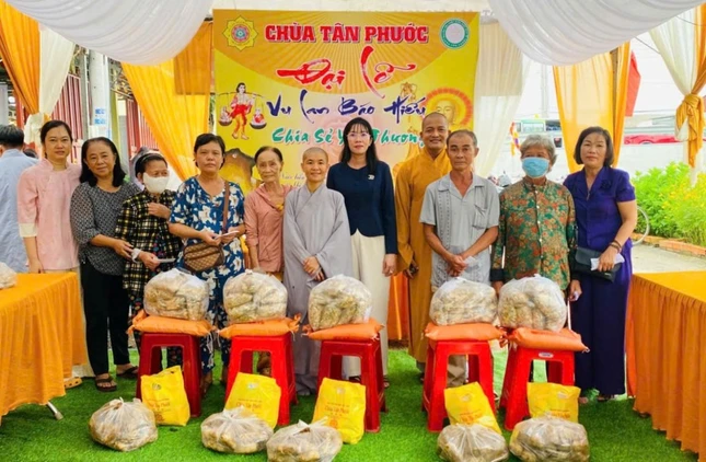 Chùa Tân Phước (tỉnh Tây Ninh) trao quà cho bà con khó khăn nhân mùa Vu lan Chùa Tân Phước (tỉnh Tây Ninh) trao quà cho bà con khó khăn nhân mùa Vu lan
