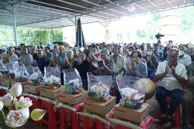 Chùa Hoài Tây trao quà đến bà con P.Sa Đéc Chùa Hoài Tây trao quà đến bà con P.Sa Đéc