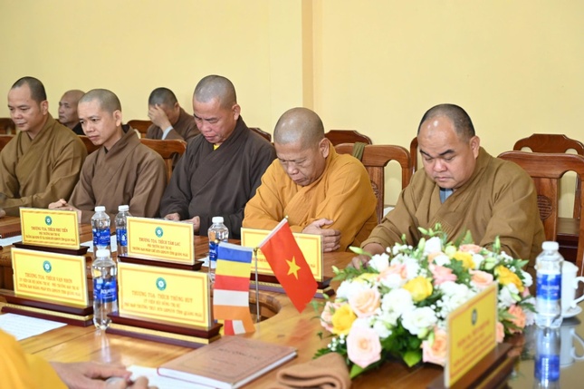 Chư tôn đức tham dự họp