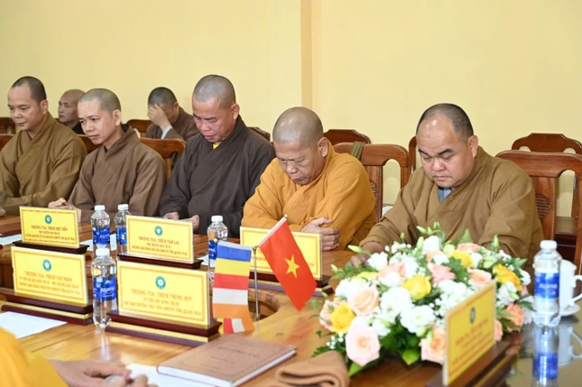 Chư tôn đức tham dự họp