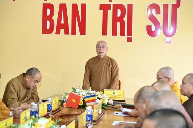 Thượng tọa Thích Nhuận Bảo phát biểu tại buổi họp