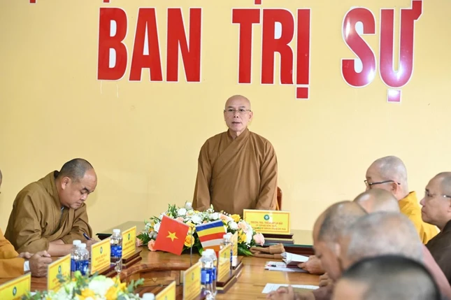 Thượng tọa Thích Nhuận Bảo phát biểu tại buổi họp