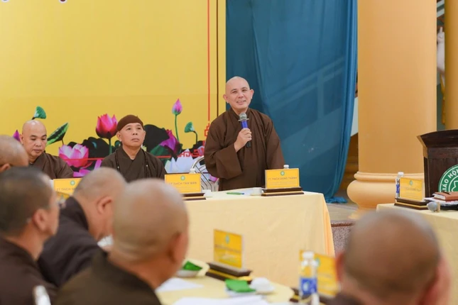Thượng tọa Thích Đồng Thành trình bày kế hoạch cụ thể cho việc sáp nhập hai trường Trung cấp Phật học của tỉnh