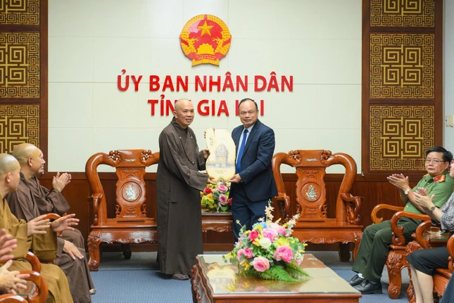 Thượng tọa Thích Tâm Mãn tặng quà lưu niệm tại Ủy ban Nhân dân tỉnh Gia Lai Thượng tọa Thích Tâm Mãn tặng quà lưu niệm tại Ủy ban Nhân dân tỉnh Gia Lai