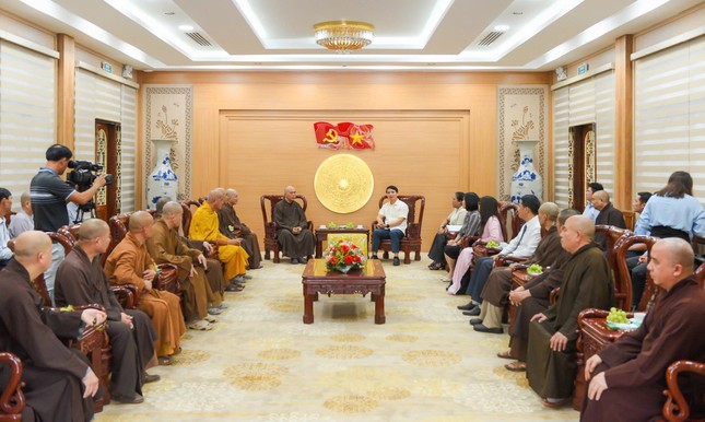 Ông Nguyễn Ngọc Lương, Phó Bí thư Tỉnh ủy tỉnh tiếp thân mật đoàn Ban Thường trực Ban Trị sự tỉnh Gia Lai đến thăm sau hợp nhất