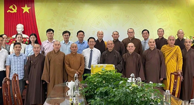 Phái đoàn chụp ảnh lưu niệm tại Sở Dân tộc và Tôn giáo tỉnh Gia Lai Phái đoàn chụp ảnh lưu niệm tại Sở Dân tộc và Tôn giáo tỉnh Gia Lai