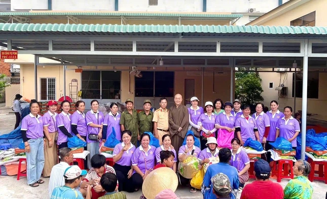 Thượng tọa Thích Huệ Định trao quà đến bà con khó khăn