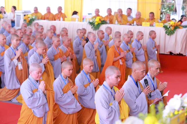 Đại diện giới tử dâng lời phát nguyện cần cầu thọ giới