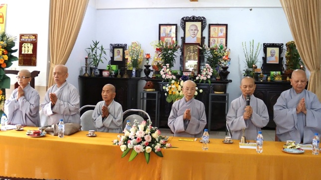 Chư vị Ni trưởng chứng minh, tham dự