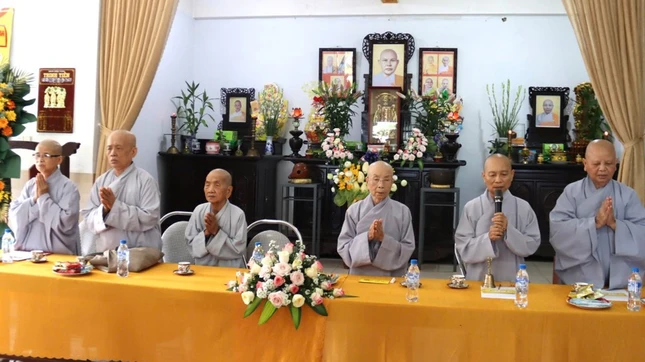 Chư vị Ni trưởng chứng minh, tham dự