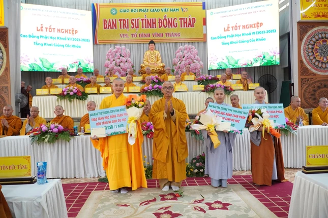 Thượng tọa Thích Phước Huệ trao học bổng