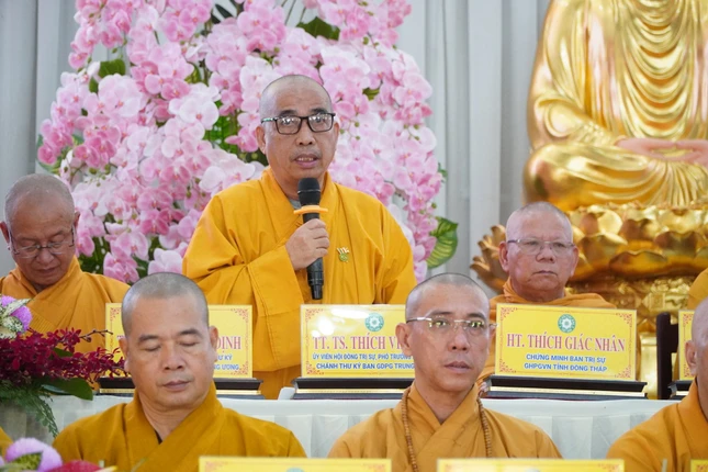 Thượng tọa Thích Viên Trí ban đạo từ