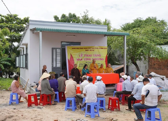Lễ bàn giao nhà mới đến hộ nghèo