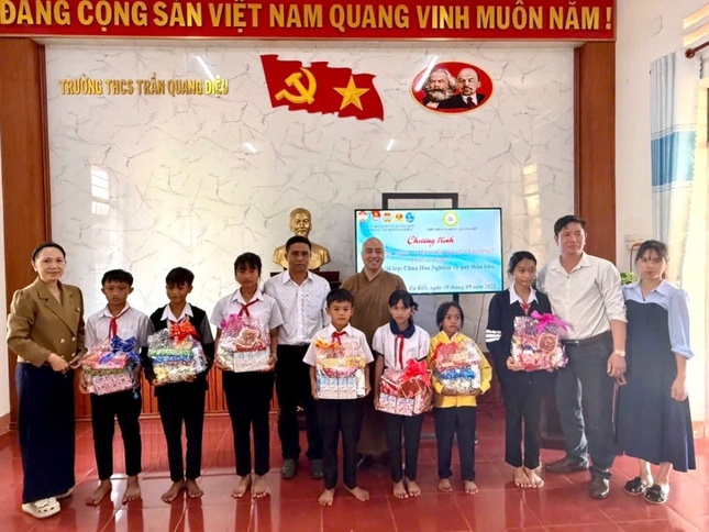 Đoàn trao quà trung thu cho học sinh