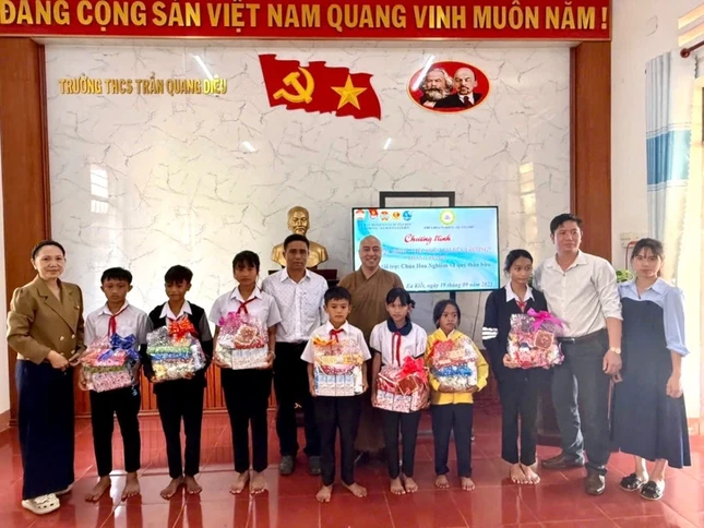 Đoàn trao quà trung thu cho học sinh