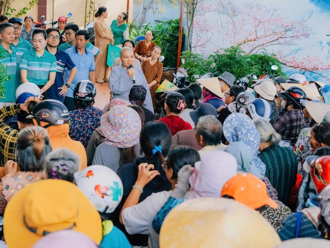 Sư cô Thích nữ Huệ Trí thăm hỏi bà con đến nhận quà