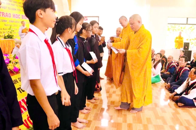 Chư tôn đức trao học bổng cho học sinh