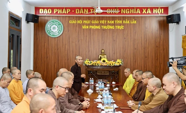 Đây là lần đầu tiên chư tôn đức khu vực phía Tây của tỉnh đến thăm Văn phòng Thường trực - chùa Bảo Tịnh (khu vực phía Đông của tỉnh)