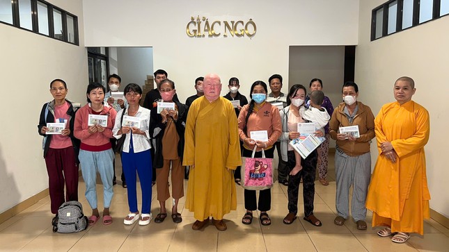 Hòa thượng Thích Duy Trấn và Ni sư Thích nữ Thông Liên trao tiền ủng hộ đến bệnh nhân có hoàn cảnh khó khăn tại Tòa soạn báo Giác Ngộ - Ảnh: BTTXH BGN