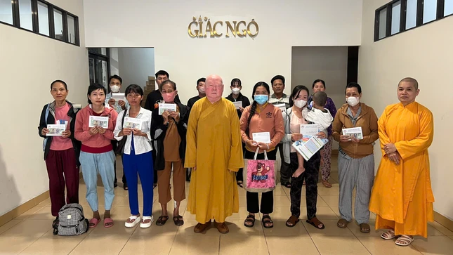 Hòa thượng Thích Duy Trấn và Ni sư Thích nữ Thông Liên trao tiền ủng hộ đến bệnh nhân có hoàn cảnh khó khăn tại Tòa soạn báo Giác Ngộ - Ảnh: BTTXH BGN