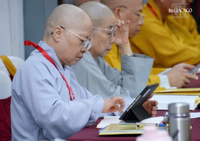 Đại biểu tham dự hội nghị sử dụng tài liệu trên máy Ipad được Ban Tổ chức trang bị Đại biểu tham dự hội nghị sử dụng tài liệu trên máy Ipad được Ban Tổ chức trang bị