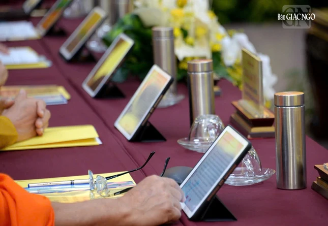 Chư tôn đức đại biểu lần đầu tiên thử nghiệm đọc tài liệu trên máy Ipad Chư tôn đức đại biểu lần đầu tiên thử nghiệm đọc tài liệu trên máy Ipad