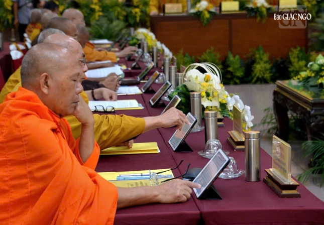 Chư tôn đức tham dự Hội nghị Ban Thường trực Hội đồng Trị sự là hội nghị thử nghiệm sử dụng máy Ipad thay thế tài liệu giấy Chư tôn đức tham dự Hội nghị Ban Thường trực Hội đồng Trị sự là hội nghị thử nghiệm sử dụng máy Ipad thay thế tài liệu giấy