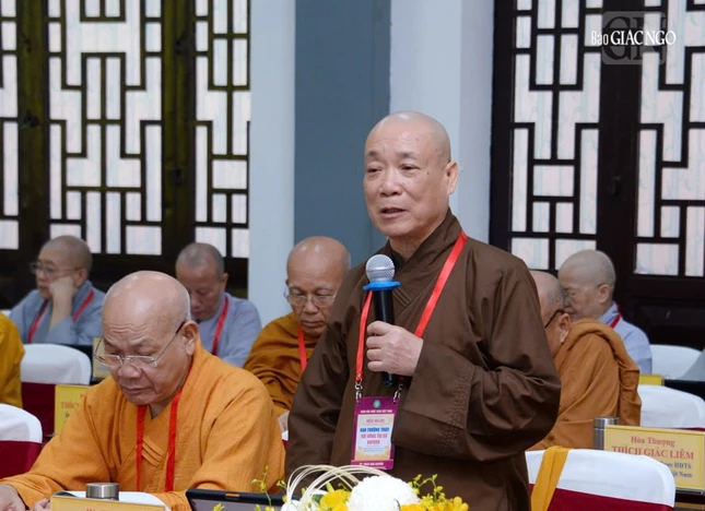 Hòa thượng Thích Bảo Nghiêm phát biểu đóng góp tại hội nghị