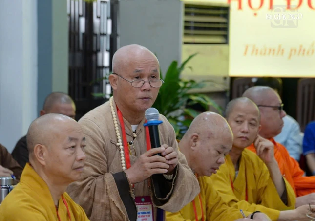 Thượng tọa Thích Giác Dũng trình ý chỉ của Đại lão Hòa thượng Pháp chủ GHPGVN