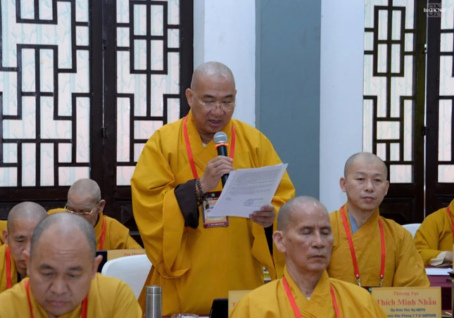 Thượng tọa Thích Phước Nguyên đọc tờ trình đến hội nghị