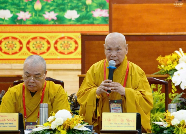 Trưởng lão Hòa thượng Thích Thiện Nhơn lấy ý kiến biểu quyết thống nhất của tất cả đại biểu thông qua Nghị quyết Hội nghị Ban Thường trực Hội đồng Trị sự GHPGVN