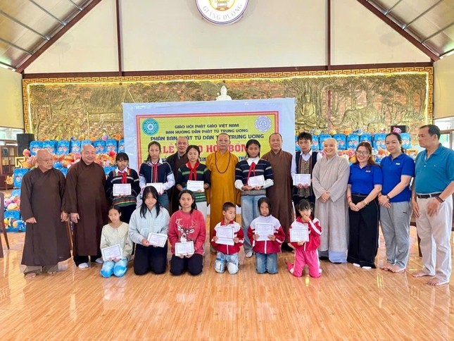 Chương trình trao tặng 10 học bổng cho học sinh người đồng bào dân tộc