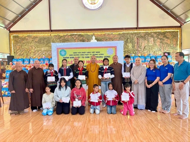 Chương trình trao tặng 10 học bổng cho học sinh người đồng bào dân tộc Chương trình trao tặng 10 học bổng cho học sinh người đồng bào dân tộc