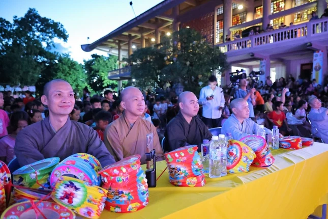 Chư tôn đức tham dự chương trình