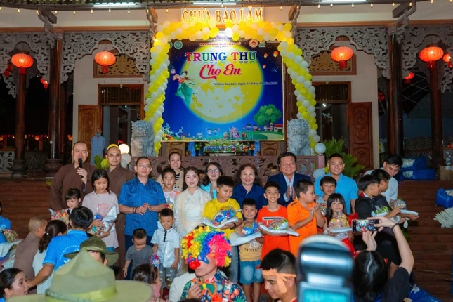 Trao quà cho các em thiếu nhi