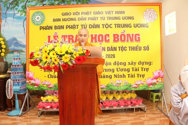 Đại đức Thích Hải Nguyện chia sẻ tại khóa tu