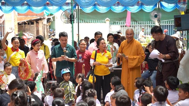 Ban Tổ chức trao quà cho thiếu nhi - Ảnh: T.N