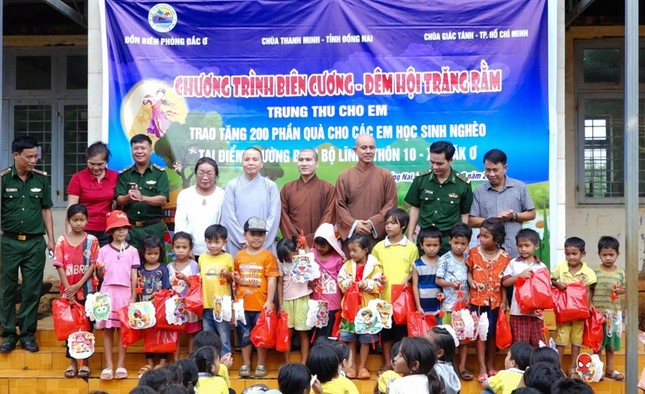 Ban Tổ chức trao quà cho thiếu nhi vùng biên cương