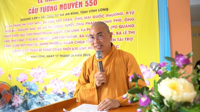 Đại đức Thích Minh Phú tri ân đến chư tôn đức Tăng Ni, các mạnh thường quân - Ảnh: T.N