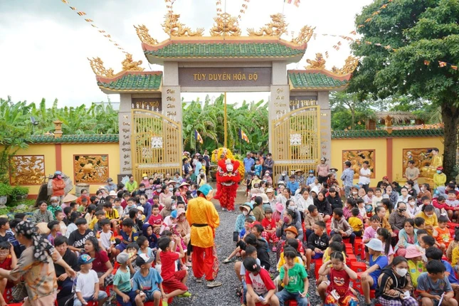 Trẻ em về chùa Bình Linh vui Tết Trung thu Trẻ em về chùa Bình Linh vui Tết Trung thu