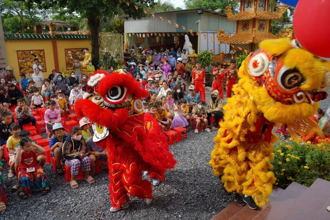 Múa lân phục vụ thiếu nhi vui Tết Trung thu Múa lân phục vụ thiếu nhi vui Tết Trung thu