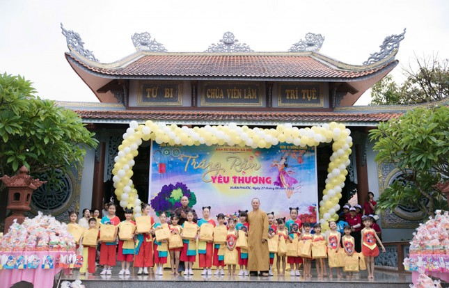 Ban Từ thiện xã hội Phật giáo tỉnh kết hợp với chùa Viên Lâm tổ chức chương trình “Trăng rằm yêu thương”