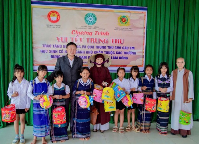 Ban Tổ chức trao quà trung thu đến các em học sinh