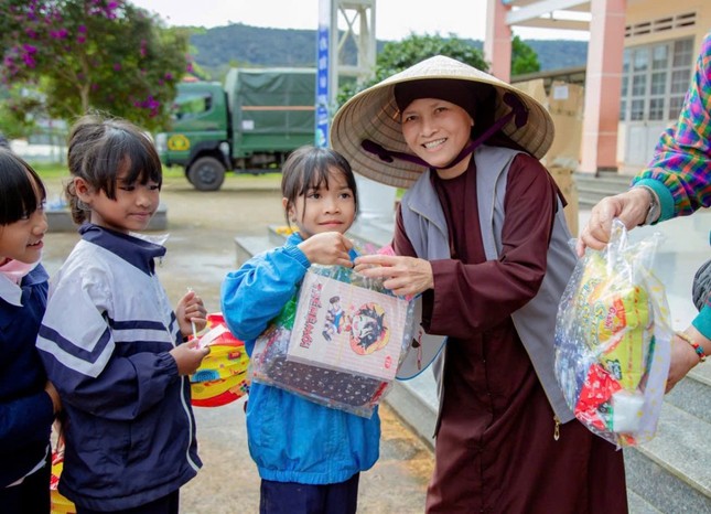 Ni sư Thích nữ Hạnh Khai trao quà đến các em