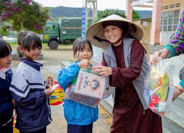 Ni sư Thích nữ Hạnh Khai trao quà đến các em