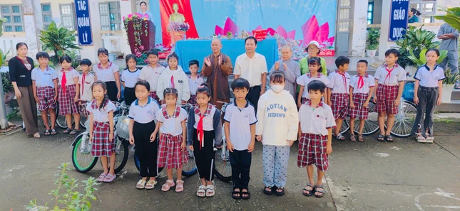 Đoàn từ thiện chùa Linh Quang trao quà cho học sinh