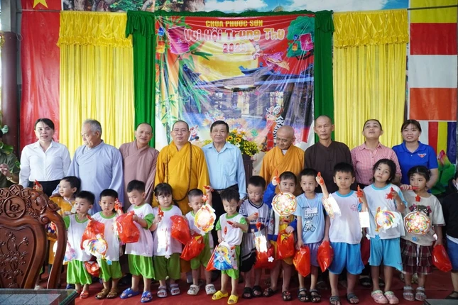 Ban Tổ chức trao quà cho thiếu nhi vui Tết Trung thu