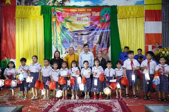 Ban Tổ chức trao học bổng và quà cho học sinh